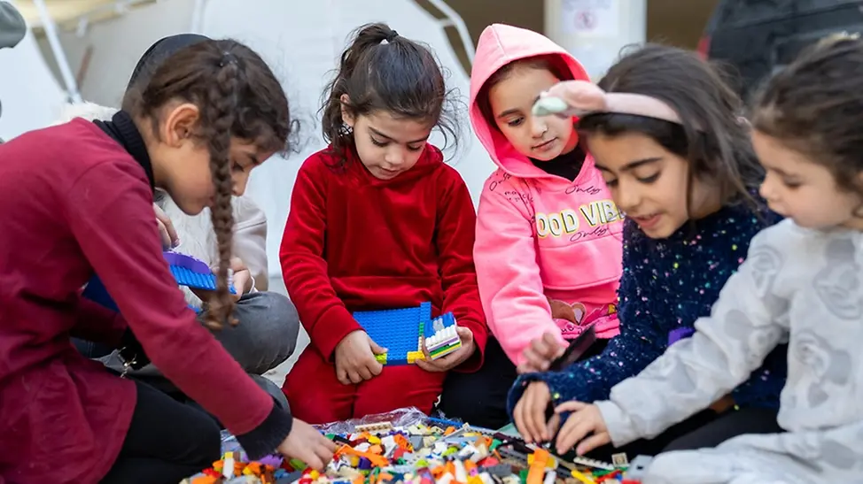 Kinder spielen in Beirut, 2026. | © UNICEF/Choufany UNICEF 80 Jahre Fotos: Kinder spielen in Beirut, 2026.