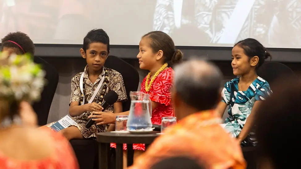 UNICEF 80 Jahre Fotos: Kinder bei einer Podiumsdiskussion in Samoa. | © UNICEF/UNI796212/ UNICEF 80 Jahre Fotos: Kinder bei einer Podiumsdiskussion in Samoa.