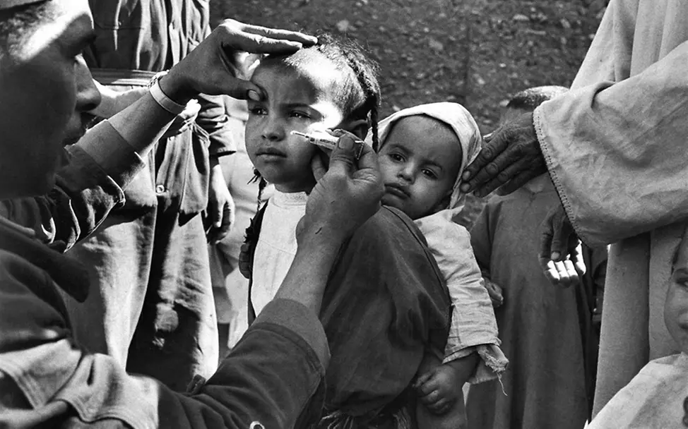 Medizinische Behandlung, 1953 in Marokko. | © UNICEF/Bubley UNICEF 80 Jahre Fotos: Medizinische Behandlung, 1953 in Marokko.