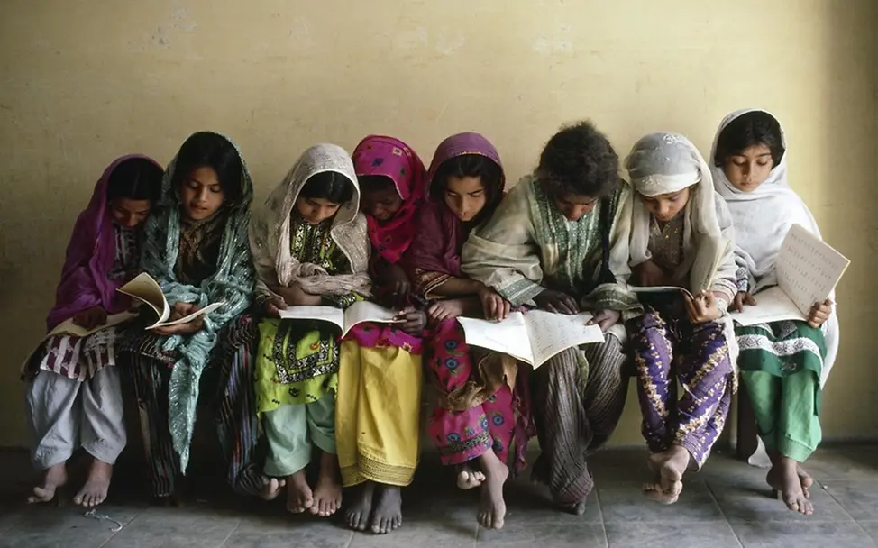 Schülerinnen in Pakistan, 1983. | © UNICEF/Isaac UNICEF 80 Jahre Fotos: Schülerinnen in Pakistan, 1983.