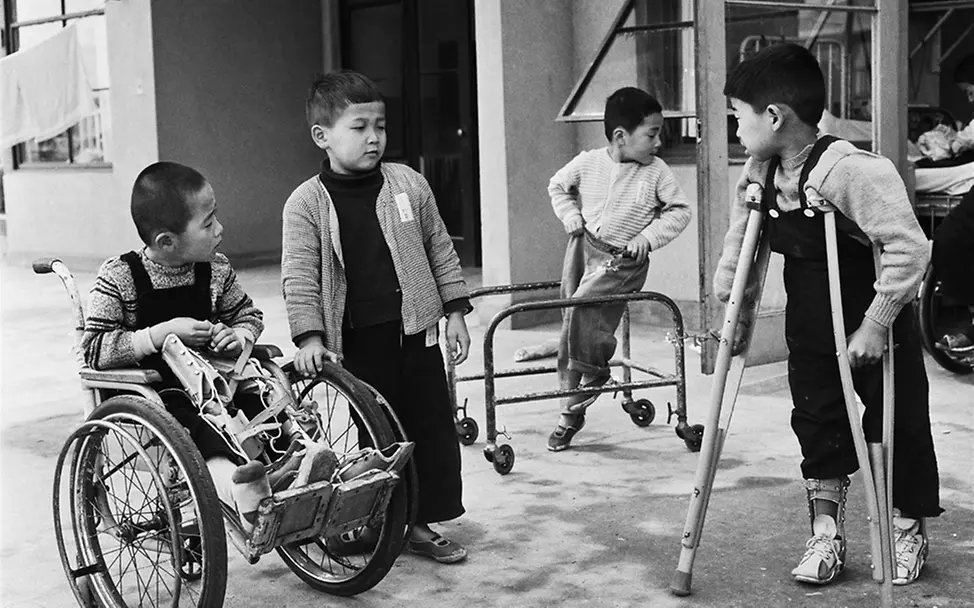 Spielzeit in Tokio, 1960. | © UNICEF/unknown UNICEF 80 Jahre Fotos: Spielzeit in Tokio, 1960.