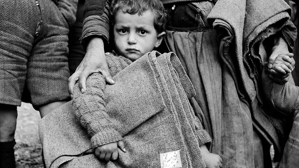 Ein Junge in Griechenland, 1950. | © UNICEF/unknown UNICEF 80 Jahre Fotos: Kinder, Flüchtlingsunterkunft in Griechenland.