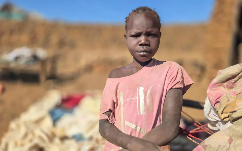 Kinderarbeit weltweit: Ein Mädchen im Sudan verkauft Feuerholz auf dem Markt
