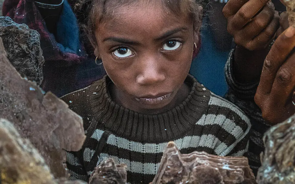 Kinderarbeit weltweit: Malala arbeitet in Madagaskar in einer Glimmer-Mine 