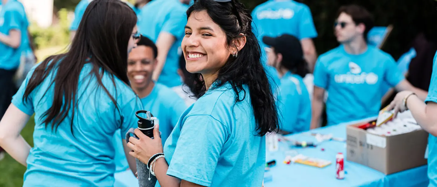 Junge Erwachsene beim jährlichen Meeting der UNICEF-Hochschulgruppen. | © UNICEF/Conklin Freiwilligenarbeit junge Erwachsene: Studierende im UNICEF-Shirt kommen im Freien zusammen.
