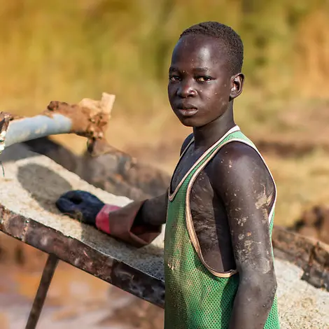 Kinderarbeit einfach erklärt: In vielen Ländern müssen Kinder schwer arbeiten, anstatt zu lernen |© UNICEF/Dicko Kinderarbeit einfach erklärt: Ein Junge bei der Arbeit als Goldwäscher.