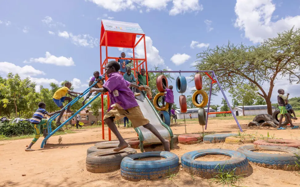 UNICEF setzt sich dafür ein, dass Kinder zur Schule gehen, anstatt zu arbeiten, damit sie bessere Zukunftschancen haben. | © UNICEF/Abdul Kinderarbeit einfach erklärt: Kinderspielen auf einem Spielplatz.