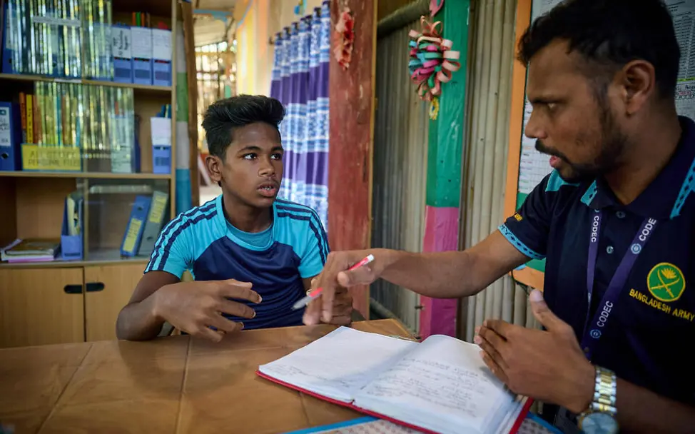 Viele Kinder haben keine andere Wahl, als zu arbeiten. UNICEF möchte das ändern. | © UNICEF/Sujan Kinderarbeit einfach erklärt: Ein Junge spricht mit einem Sozialarbeiter in einem Lernzentrum.