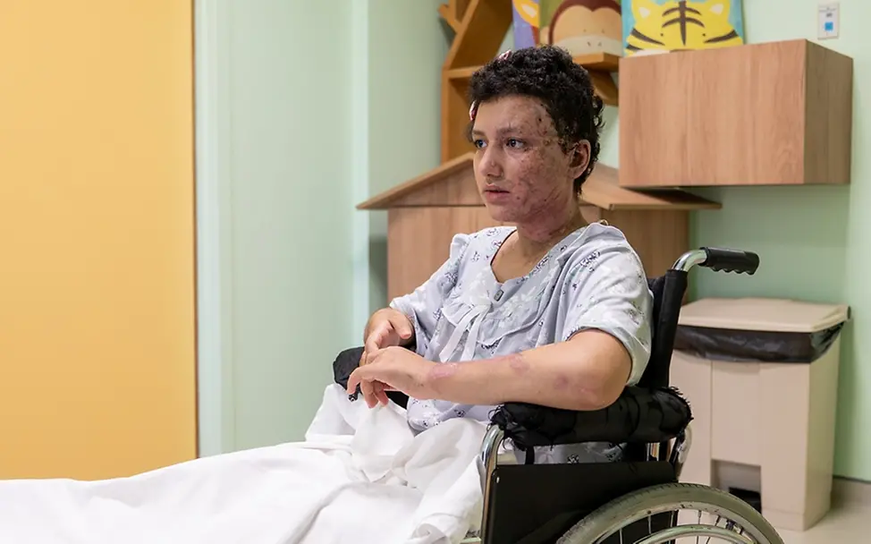 Kawthar (14) wurde bei einem Angriff schwer verletzt. | UNICEF/Choufany Libanon: Kawthar (14) sitzt in einem Rollstuhl in einem Krankenhaus