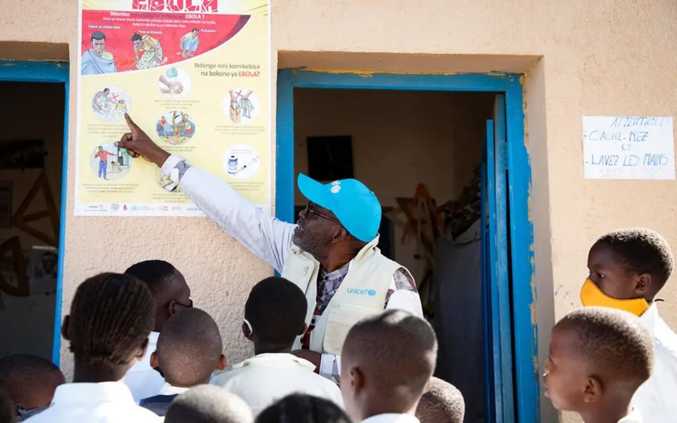 Ebola im Kongo: Ein UNICEF-Helfer macht Aufklärung