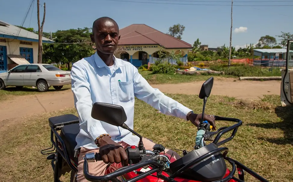 Ebola im Kongo: Ein Gesundheitshelfer auf einem von UNICEF bereitgestellten Motorrad
