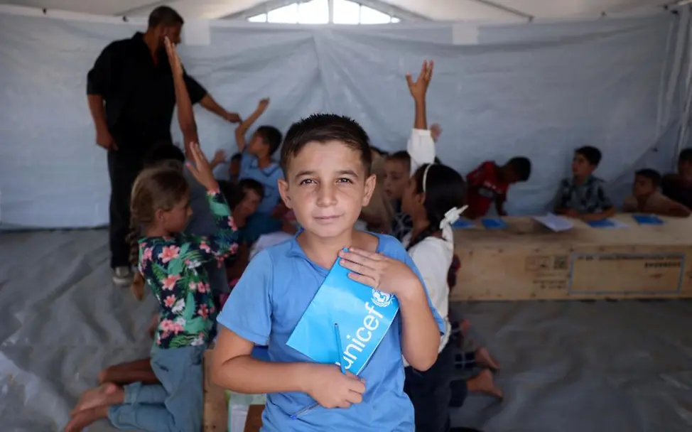 Nothilfe-Zelte: UNICEF sorgt für Schulunterricht in Krisengebieten. 