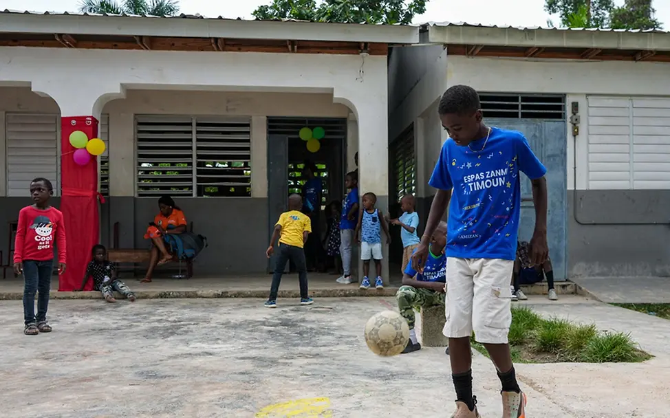 Gute Nachricht: Peter (15) beim Fußball spielen.