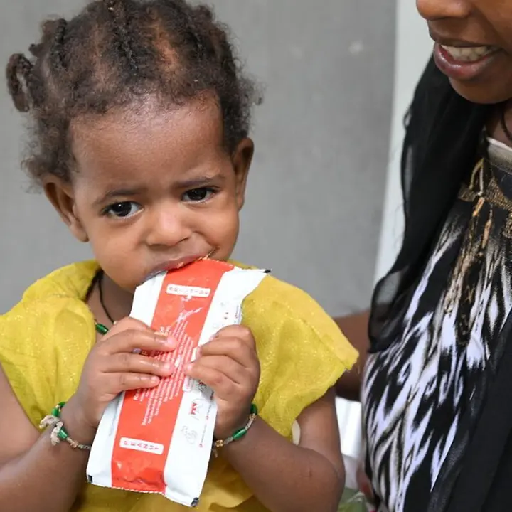 Schutz vor Hungersnot: Ein Kind in Afrika erhält therapeutische Erdnusspaste zur Behandlung von Mangelernährung.