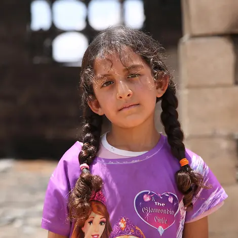 Ein palästinensisches Mädchen steht vor ihrem durch israelische Siedler zerstörten Haus. | © UNICEF/Media Clinic Aufwachsen im Westjordanland: Ein palästinensisches Mädchen steht vor ihrem durch israelische Siedler zerstörten Haus.