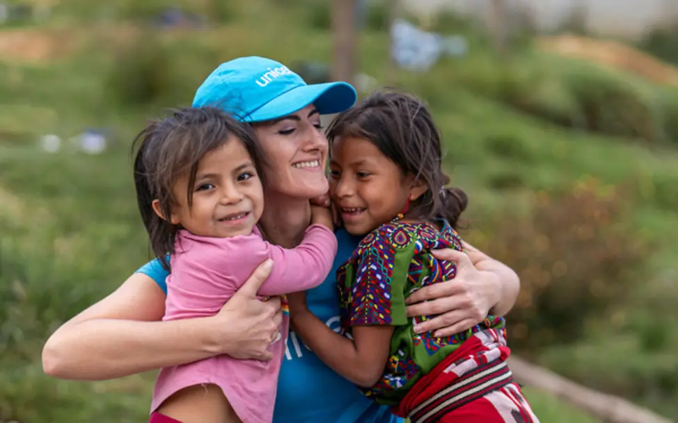 UNICEF hilft Kindern mit Unterstützung und Nähe. | © UNICEF/Flores mit UNICEF spenden Sie Kindern in Not Schutz und Nähe.