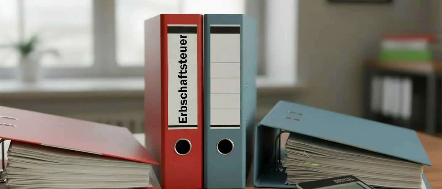 Erbschaftssteuer: Aktenordner stehen auf einem Schreibtisch. | © UNICEF/KI-generierter Inhalt Erbschaftssteuer: Aktenordner stehen auf einem Schreibtisch.