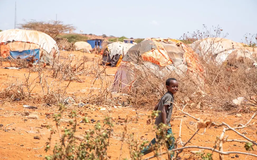 In Somalia müssen viele Menschen aufgrund von Dürren und Konflikt fliehen. | © UNICEF/Sewunet Dürre: Folgen für Kinder & Ursachen: In Somalia müssen viele Menschen aufgrund von Dürren und Konflikt fliehen.