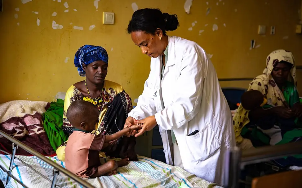 Dürre: Folgen für Kinder & Ursachen: Mussab (4) wird in einem Gesundheitszentrum untersucht. | © UNICEF/Pouget Dürre: Folgen für Kinder & Ursachen: Mussab (4) wird in einem Gesundheitszentrum untersucht.