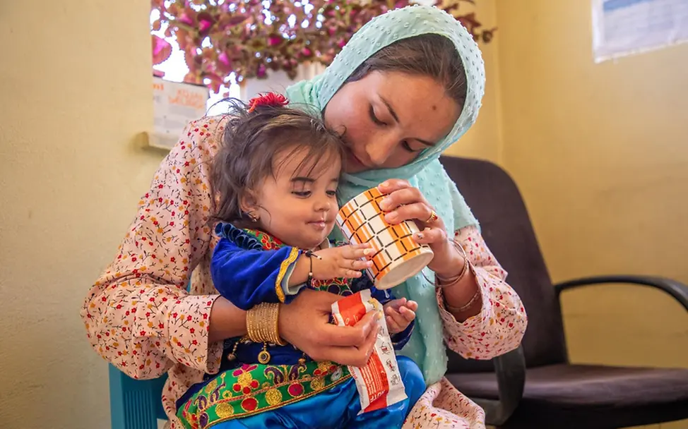 Folgen für Kinder & Ursachen: Malika erhält therapeutische Spezialnahrung. | © UNICEF/Meerzad Dürre: Folgen für Kinder & Ursachen: Malika erhält therapeutische Spezialnahrung.