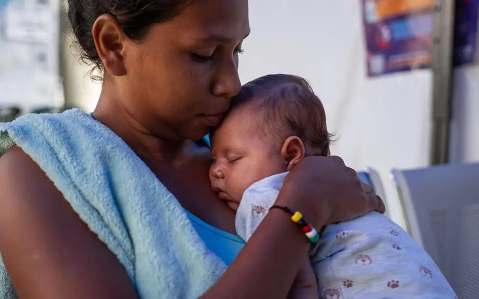In einem temporären Camp in Venezuela, bringt Girly Martínez ihr Baby Galilea zum Impfen. 