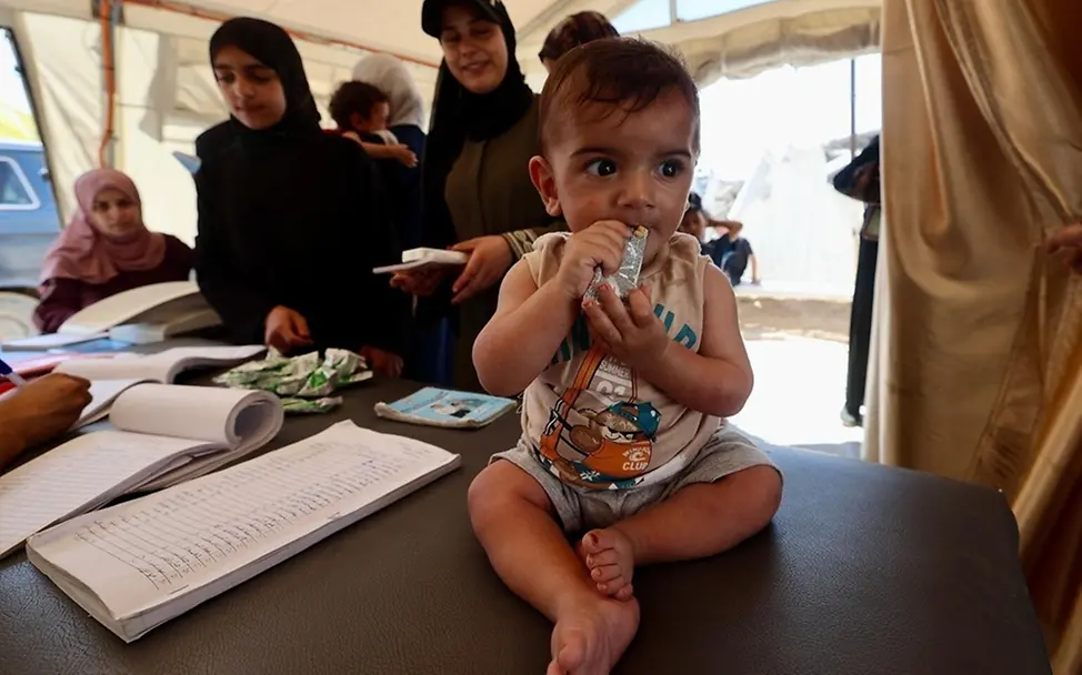 Der sechs Monate alte Mohammed isst nahrhafte Erdnusspaste. | © UNICEF/El Baba Der sechs Monate alte Mohammed isst nahrhafte Erdnusspaste.