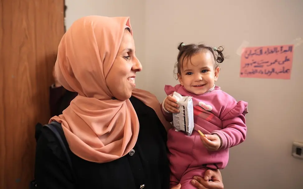 Saja Khas und ihre Tochter haben nahrhafte Kekse bekommen. | © UNICEF/El Baba Gaza News: Saja Khas und ihre Tochter haben nahrhafte Kekse bekommen.