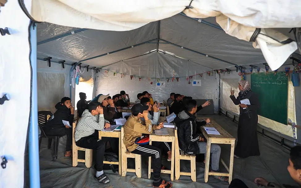 Kinder im Gazastreifen lernen in einem Zelt.