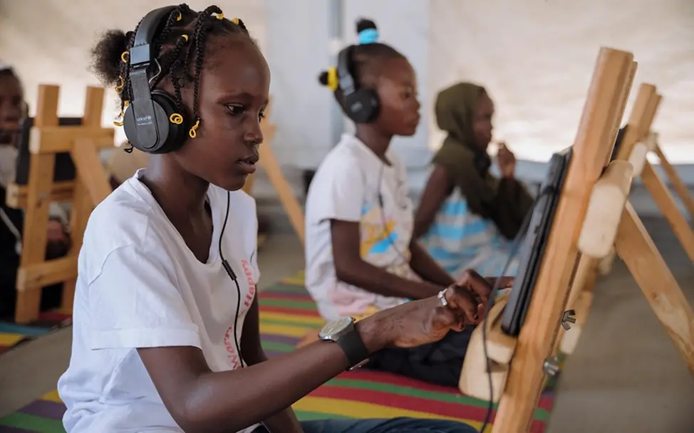 Mädchen lernen in einem von UNICEF unterstützten kinderfreundlichen Raum im Sudan.