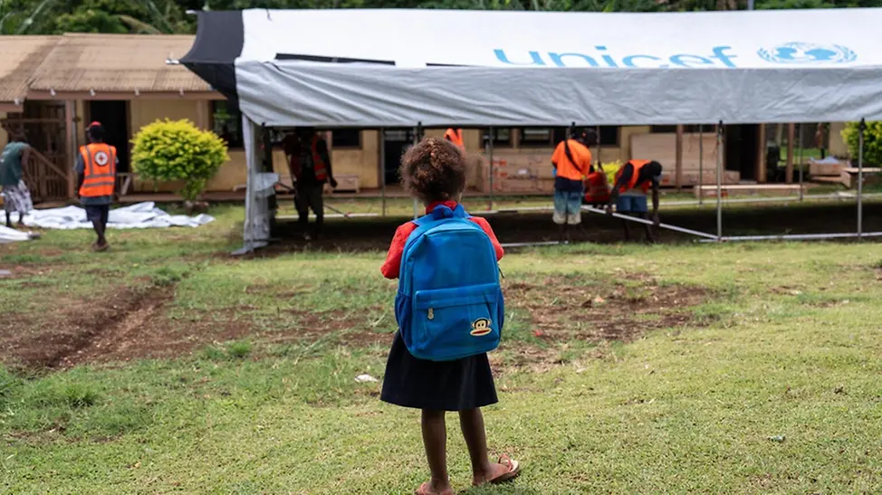 Mit der Unterstützung von UNICEF werden in Vanuatu Zelte für den Unterricht aufgebaut.