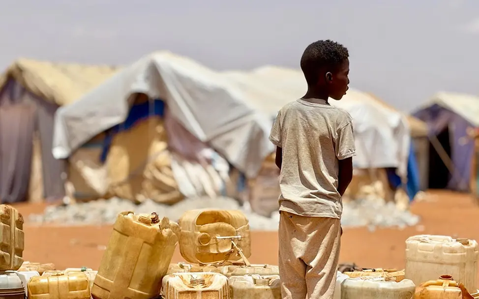 Ein Junge wartet in Al-Obeid , Sudan, darauf, Wasser zu holen. | © UNICEF/UNICEF Ein Junge wartet in Al-Obeid , Sudan, darauf, Wasser zu holen.