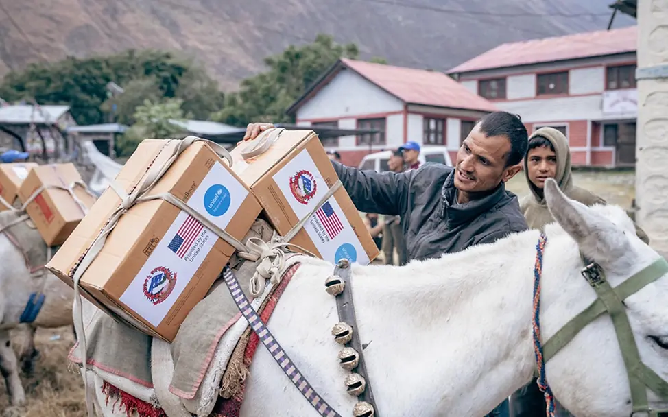 Mangelernährung in Nepal: UNICEF-Mitarbeiter laden Erdnusspaste auf die Rücken von Maultieren