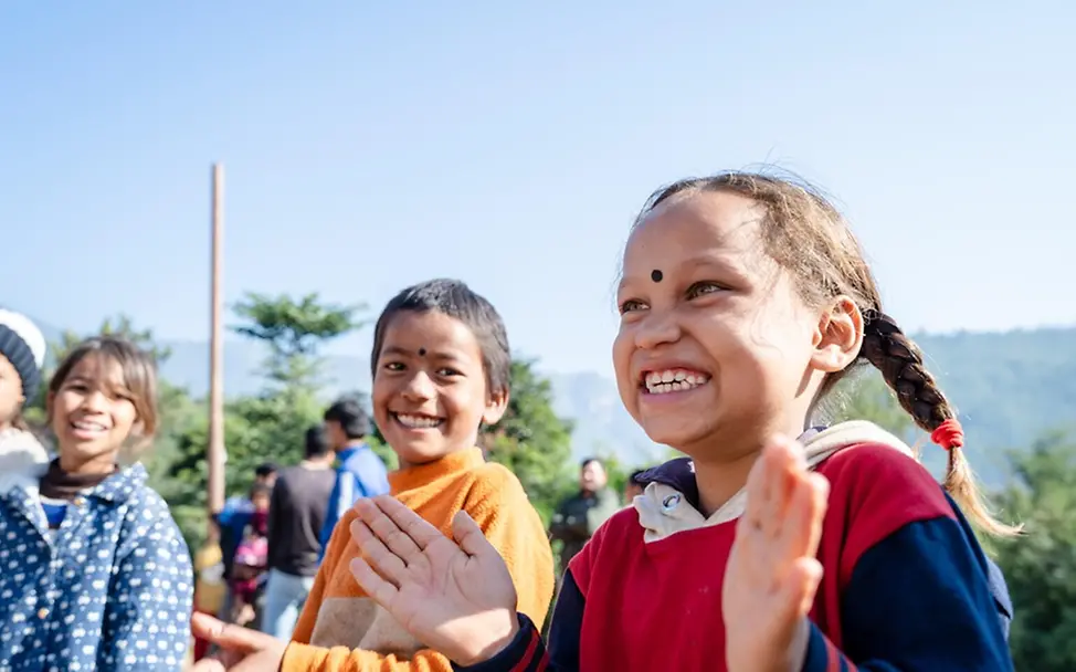 Nepal: Kinder spielen auf einem Schulhof