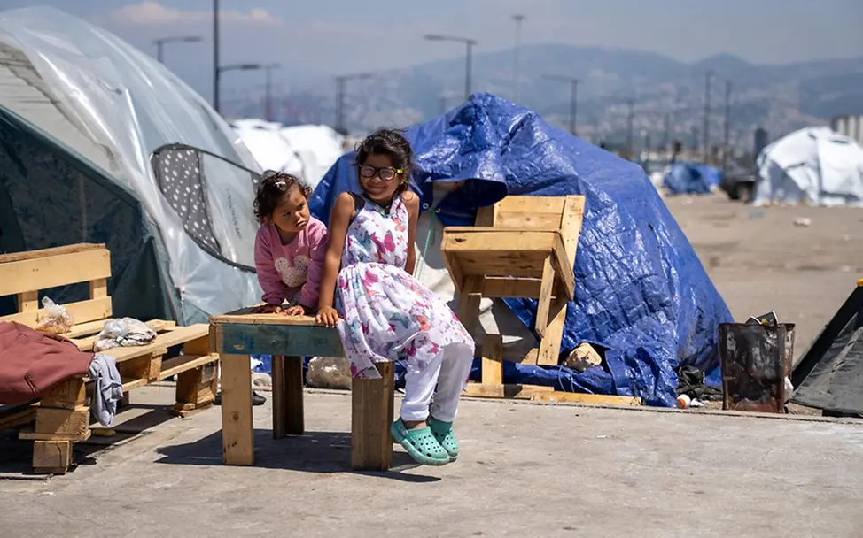 Libanon: Zwei Mädchen in einem Flüchtlingslager 
