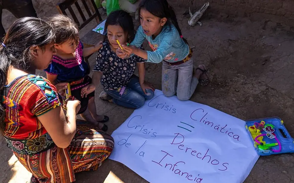 Guatemala: Kinder malen ein Plakat zur Klimakrise