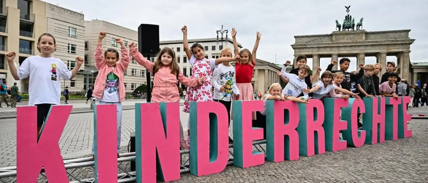 Weltkindertag: Kinder posieren mit dem Schriftzug "Kinderrechte" vor dem Brandenburger Tor
