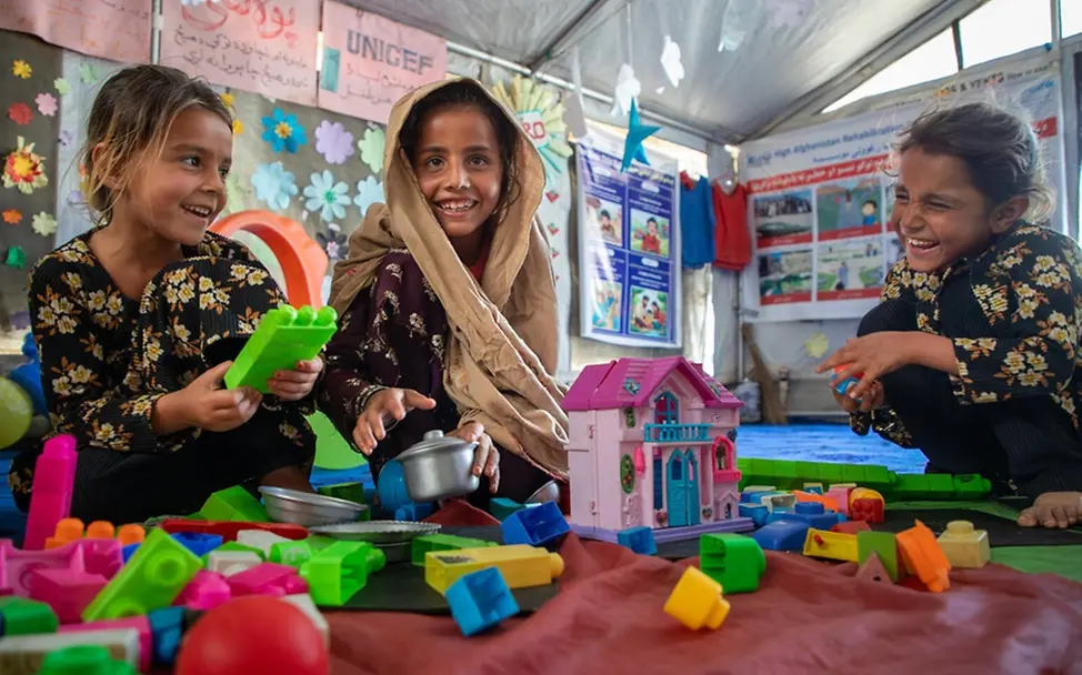 Afghanistan: Drei Mädchen spielen in einem Kinderzentrum 