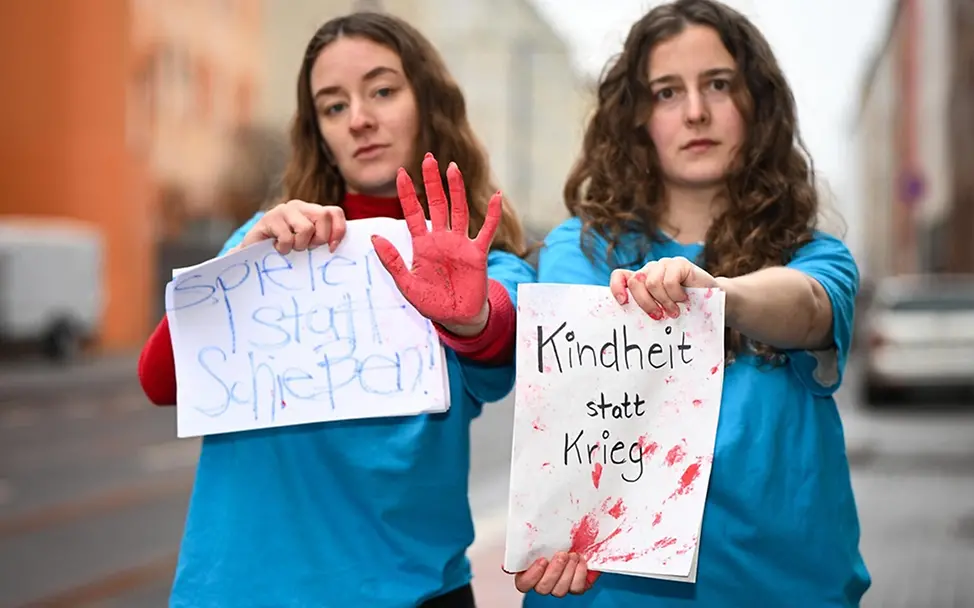Gegen den Einsatz von Kindersoldaten: Zwei UNICEF-Engagierte setzen ein Zeichen zum Red Handy Day