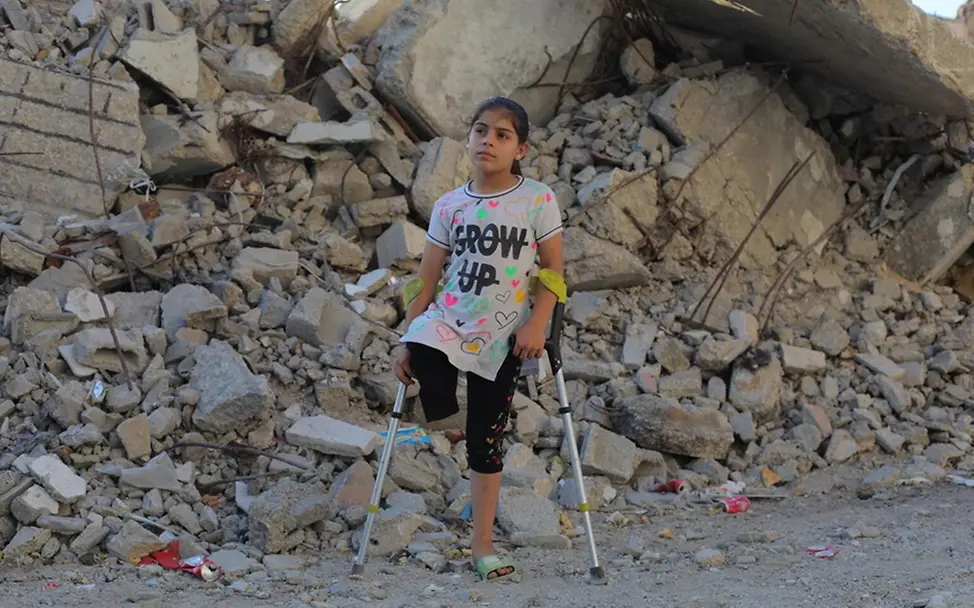 Meral (9) vor ihrem zerstörten Zuhause in Nuseirat. | © UNICEF/El Baba Meral (9) vor ihrem zerstörten Zuhause in Nuseirat.