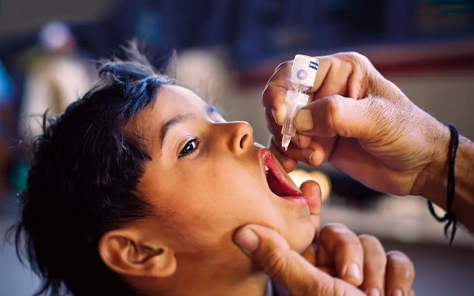 Schluckimpfung schützt vor Polio | © UNICEF/UNI103541/Zaidi Schluckimpfung schützt vor Polio: Ein Junge aus Pakistan wird geimpft