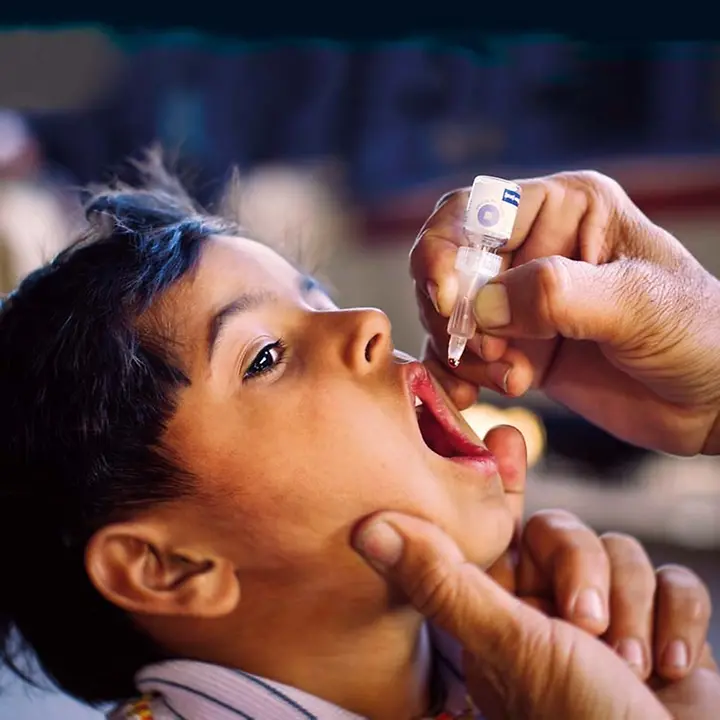 Schluckimpfung schützt vor Polio | © UNICEF/UNI103541/Zaidi Schluckimpfung schützt vor Polio: Ein Junge aus Pakistan wird geimpft