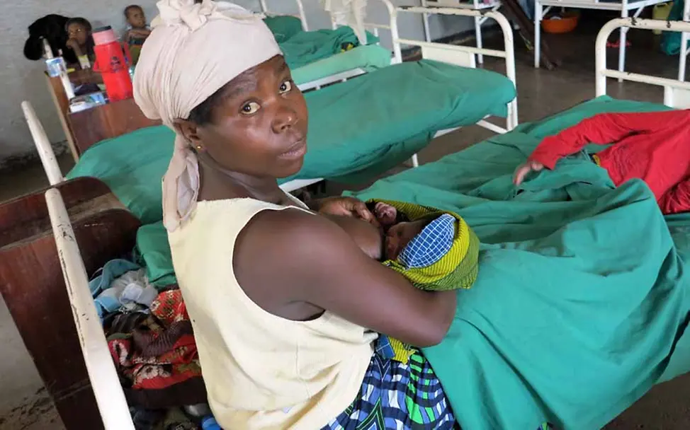Mudahunga Simiri hat ihr elftes Kind im Krankenhaus zur Welt gebracht. | © UNICEF/Maria von Welser Kongo: Eine Mutter mit ihrem Neugeborenen.