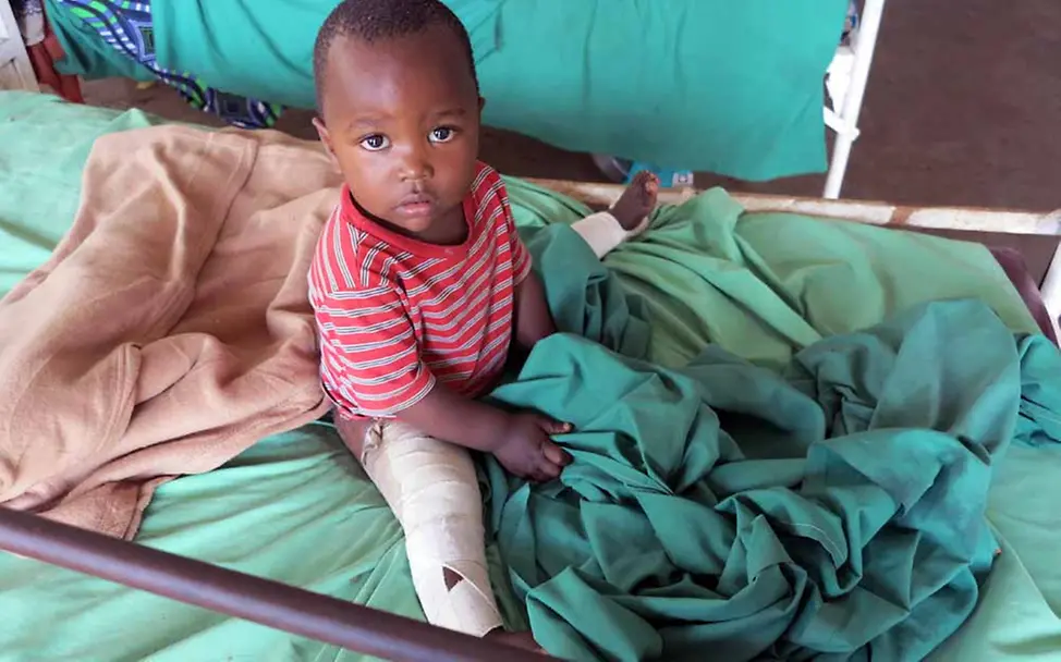 Kongo: Ein Junge mit Hüftfehlstellung in einem Krankenhaus. | © UNICEF/Maria von Welser Kongo: Ein Junge mit Hüftfehlstellung in einem Krankenhaus.