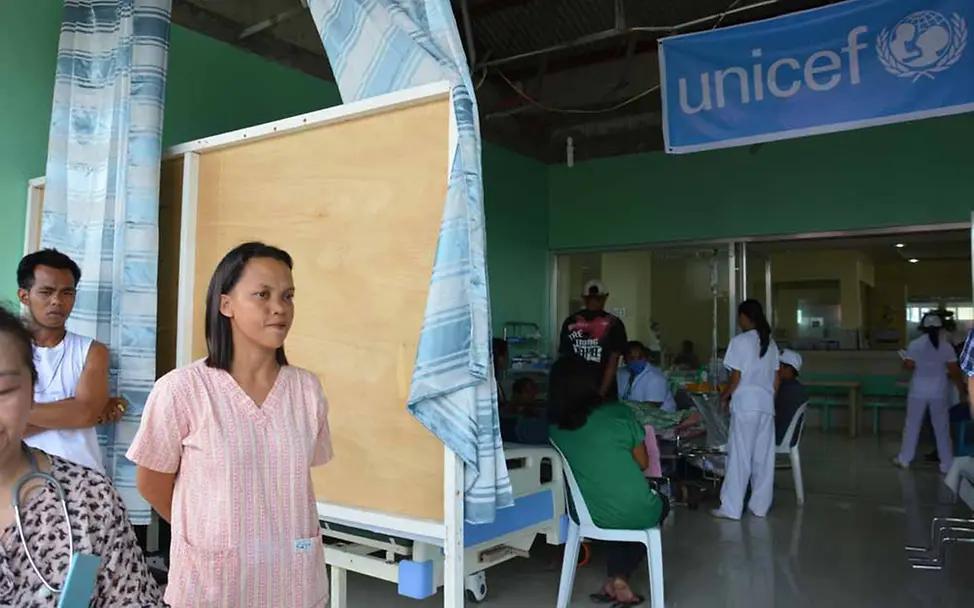 Philippinen: Hebamme Aileen vor Behandlungszimmer | © UNICEF/Claudia Berger Reisetagebuch Philippinen: Hebamme Aileen vor Behandlungszimmer.