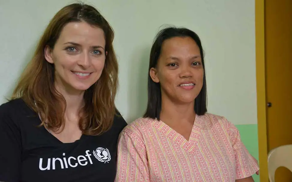Philippinen: Eva Padberg und Hebamme Aileen | © UNICEF/Claudia Berger Reisetagebuch Philippinen: Eva Padberg und Hebamme Aileen.