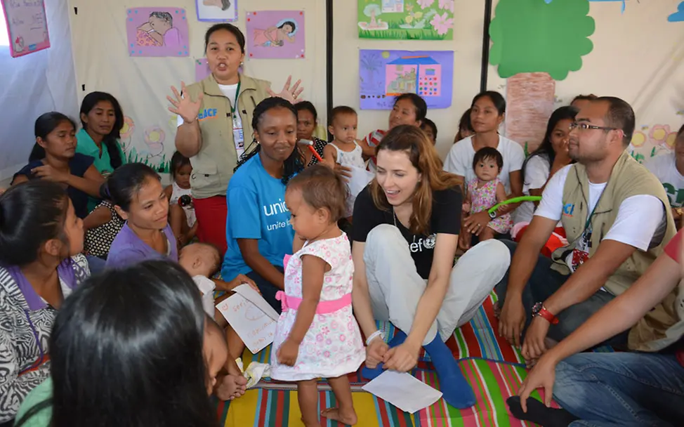 Eva Padberg im UNICEF-Familienzelt | © UNICEF/Claudia Berger Reisetagebuch Philippinen: Eva Padberg im UNICEF-Familienzelt.