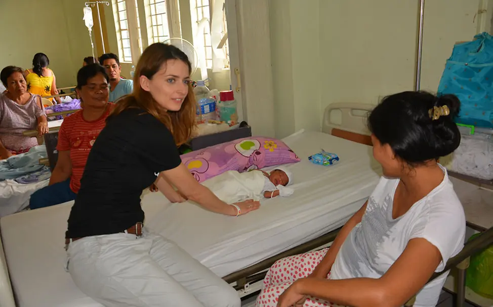 Eva Padberg mit junger Mutter und Kind im Krankenhaus | © UNICEF/Claudia Berger Reisetagebuch Philippinen: Eva Padberg mit junger Mutter und Kind im Krankenhaus.