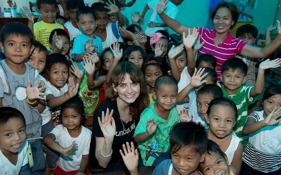 UNICEF-Botschafterin Eva Padberg mit Kindern | © dpa picture alliance/Frank May Reisetagebuch Philippinen: Eva Padberg mit Kindern