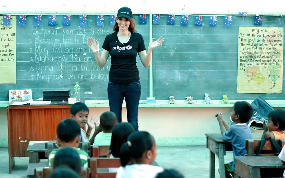 Eva Padberg in der „Manlurip“-Grundschule | © dpa picture alliance/Frank May Reisetagebuch Philippinen: Eva Padberg in der „Manlurip“-Grundschule.