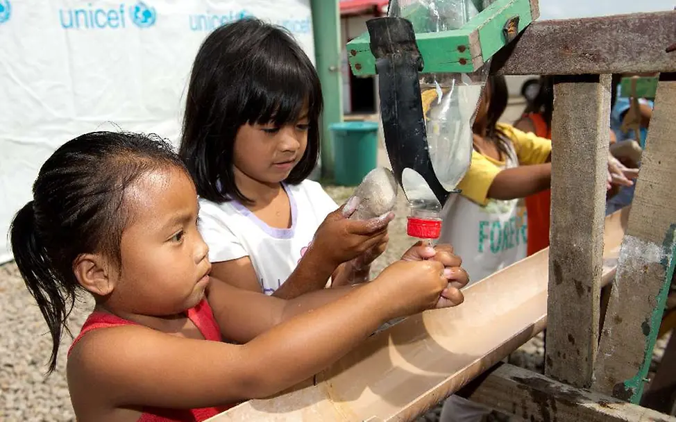 Reisetagebuch Philippinen: Kinder waschen sich die Hände | © dpa picture alliance/Frank May Reisetagebuch Philippinen: Kinder waschen sich die Hände.